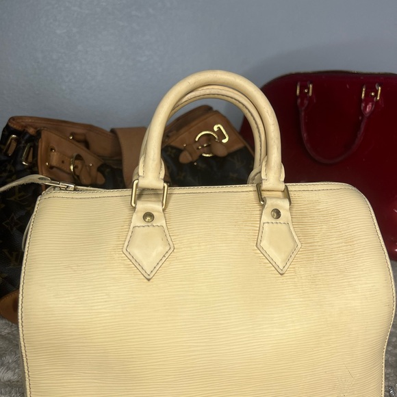 Louis Vuitton - Picture 2 of 4